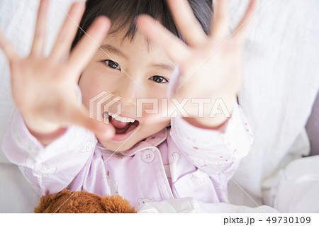 女の子　子供　ライフスタイル 49730109