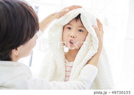 親子　ライフスタイル　身支度 49730155