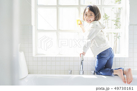 子供 女の子 ライフスタイル 家事 子供 女の子 ライフスタイル 家事 49730161