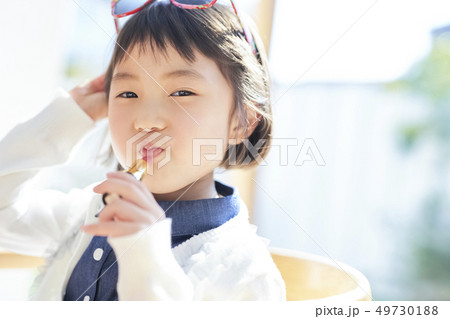 女の子　子供　ポートレート　メイク 49730188