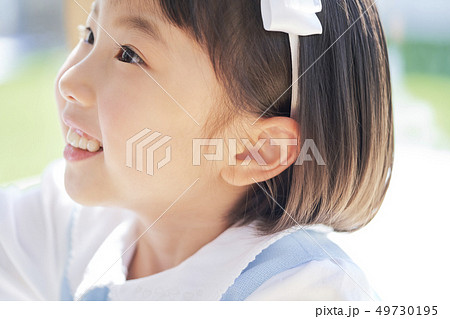 女の子　子供　ポートレート 49730195