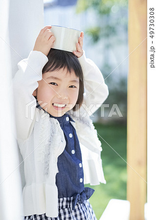 女の子　子供　ライフスタイル 49730308