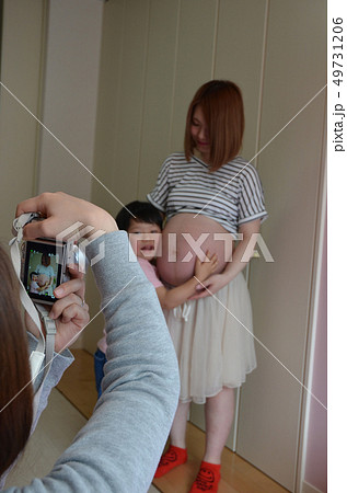 妊婦と家族 49731206