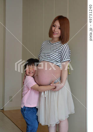 妊婦と少年 49731240