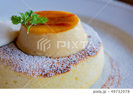 クリームブリュレとスフレパンケーキ 49732078