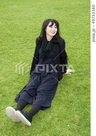 芝生でくつろぐ女性 芝生でくつろぐ女性 49733360