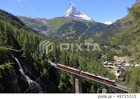 マッターホルンと橋の上の登山鉄道 49735515