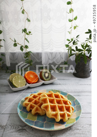 おいしそうなワッフルと果物 49735958