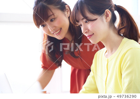 女性上司と女性部下の打ち合わせイメージ 49736290