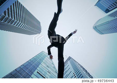 ジャンプするビジネスパーソン 49736443