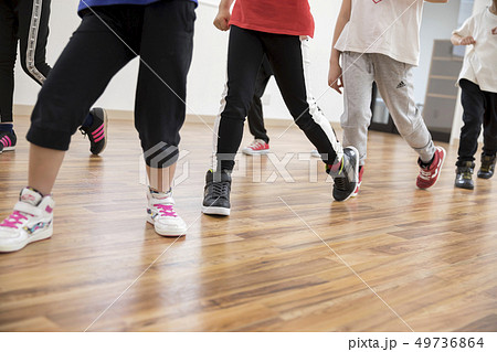 キッズダンス教室イメージ　足元 49736864