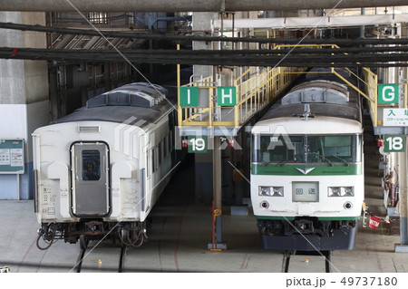 大宮工場にて検査を受ける185系電車 大宮工場にて検査を受ける185系電車 49737180