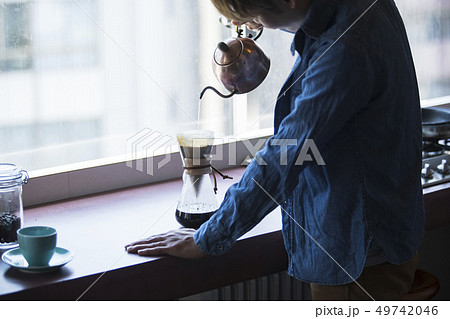 コーヒーを淹れる男性 コーヒーを淹れる男性 49742046