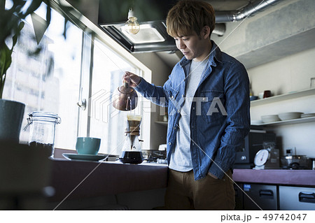 コーヒーを淹れる男性 49742047