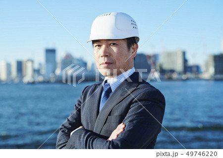ミドルビジネスマン 建設 青空 ミドルビジネスマン 建設 青空 49746220