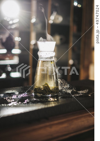 Vertical brewing of a tea 49747024
