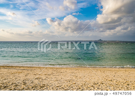 瀬底島 瀬底ビーチ 沖縄屈指の透明度を誇る天然ビーチ 49747056