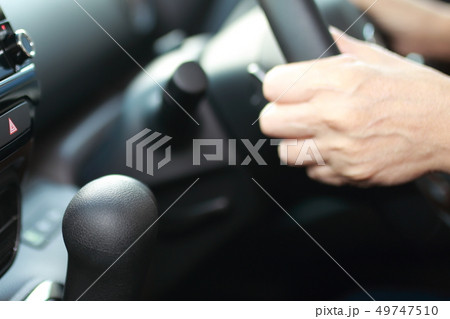 運転手 (ドライバー おでかけ 外出 人物 ボディパーツ 顔なし 乗用車 女性 シニア 発車 停車) 運転手 (ドライバー おでかけ 外出 人物 ボディパーツ 顔なし 乗用車 女性 シニア 発車 停車) 49747510