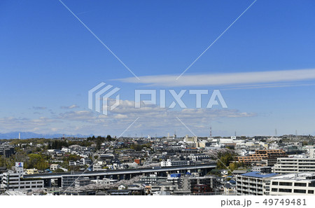 日本の横浜都市景観 たまプラーザ駅方面などを望む(左上空に飛行機雲） 49749481
