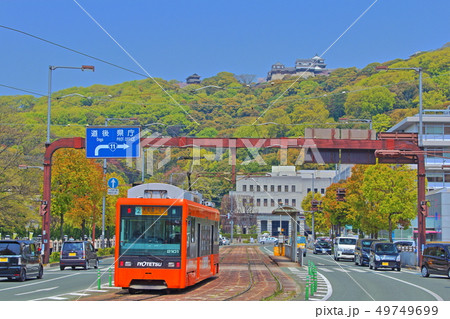 【愛媛県松山市】　松山城と路面電車 49749699