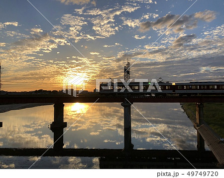 夕焼けの鉄橋を渡る列車 夕焼けの鉄橋を渡る列車 49749720