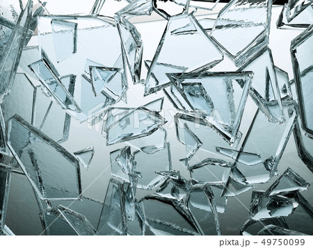 Pieces of transparent glass broken or cracked 49750099