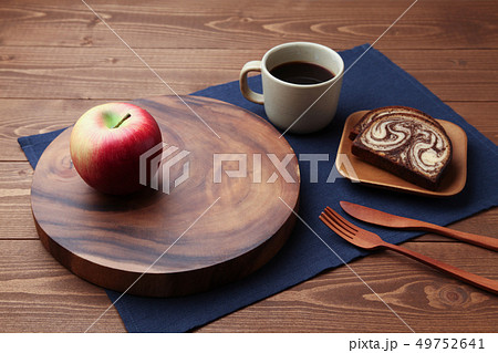 リンゴとホットコーヒー お皿にのせた マーブル チョコレート パウンド ケーキ テーブル リンゴとホットコーヒー お皿にのせた マーブル チョコレート パウンド ケーキ テーブル 49752641