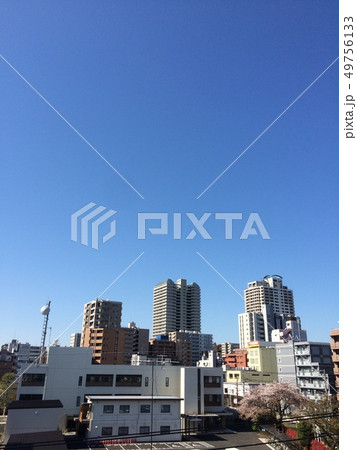 綺麗な青空とビル 49756133