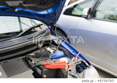 クルマのバッテリー上がりと応急処置　ブースターケーブルでジャンピングスタート 49756765