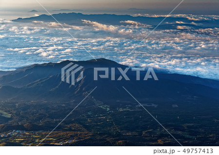 富士山山頂から見る朝の愛鷹山と伊豆の山並み 富士山山頂から見る朝の愛鷹山と伊豆の山並み 49757413