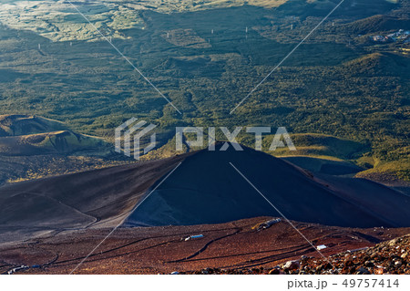 富士山山頂から見る宝永山と御殿場登山道 富士山山頂から見る宝永山と御殿場登山道 49757414
