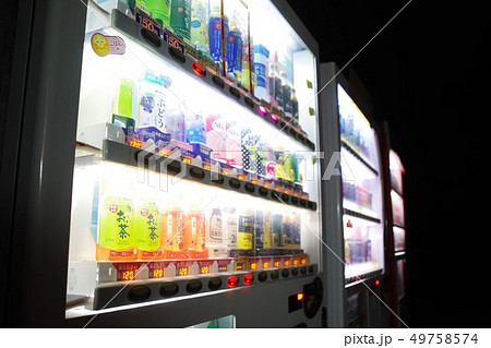 夜の自動販売機 49758574