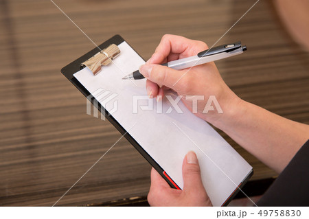 オーダーをとる居酒屋のスタッフ 49758830