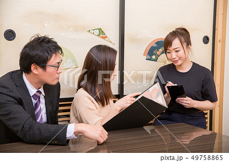 オーダーをとる居酒屋のスタッフ 49758865