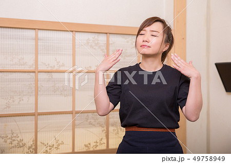 暑いポーズをする居酒屋のスタッフの写真素材