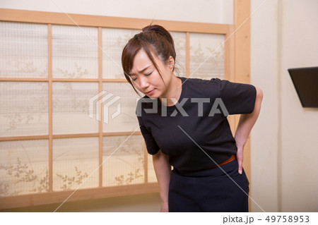 腰痛の居酒屋スタッフ 49758953