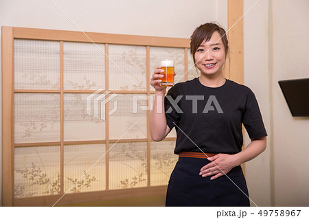 ビールを持つ居酒屋スタッフ 49758967