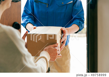 宅配便 配達 荷物 49758999