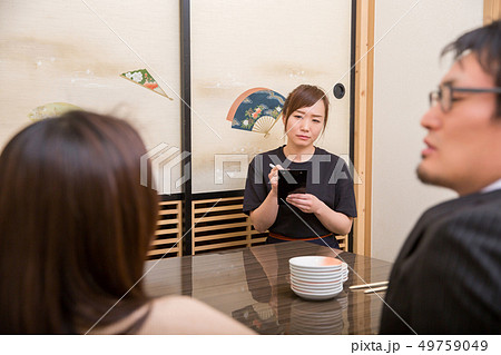 客を睨む居酒屋のスタッフ 49759049