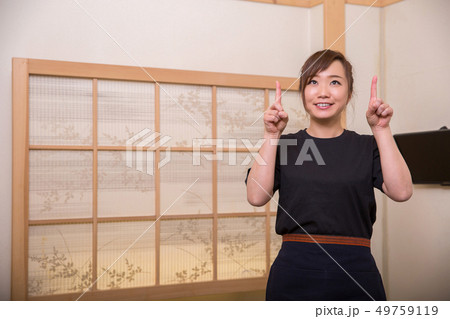 こちらと案内する居酒屋スタッフ 49759119