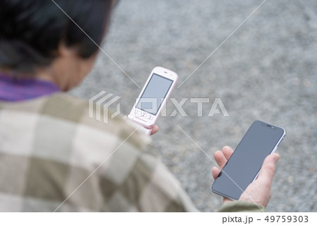 高齢者　スマホ　ガラケー 49759303