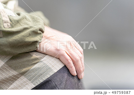 高齢者　座る 49759387