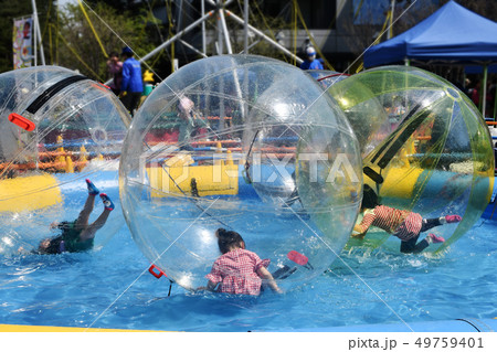 水上を歩くアトラクション 水上を歩くアトラクション 49759401