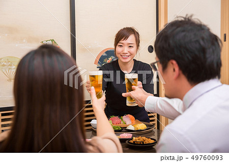 生ビールを運ぶ居酒屋スタッフ 生ビールを運ぶ居酒屋スタッフ 49760093