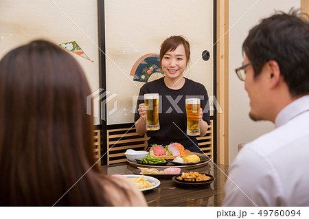 生ビールを運ぶ居酒屋スタッフ 49760094