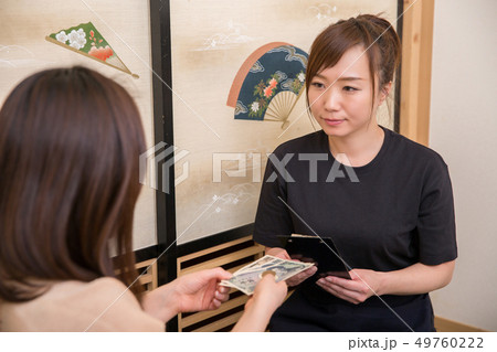 席で会計をする居酒屋スタッフ 席で会計をする居酒屋スタッフ 49760222