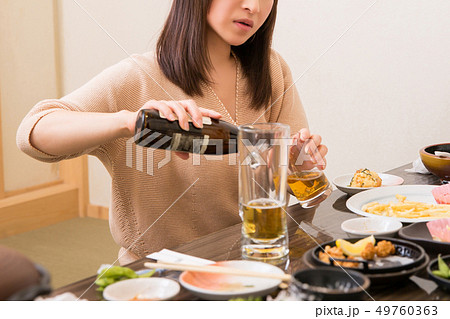 お酒を飲む女性 49760363