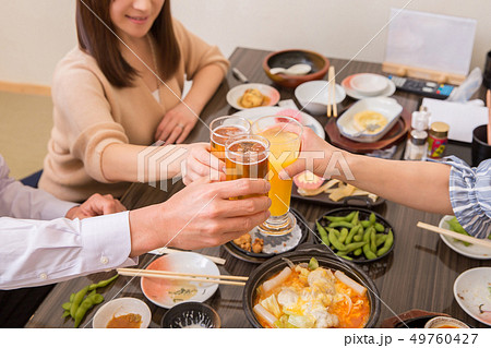 居酒屋で飲み会をする仲間 49760427