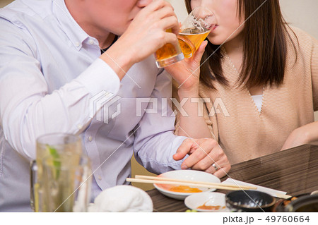 飲み会をする男女 飲み会をする男女 49760664