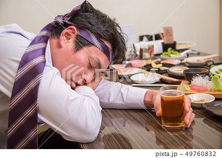 酔いつぶれる男性 酔いつぶれる男性 49760832